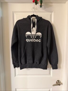 Québec Graphic Charcoal Pullover Hoodie